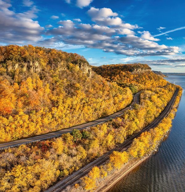 Comment les technologies de communication véhicule-à-véhicule (V2V) améliorent-elles la sécurité sur les autoroutes?